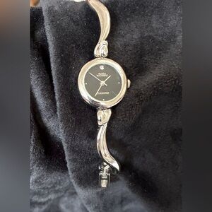 Gloria Vanderbilt silvertone diamond Watch/Bracelet NEW BATTERY